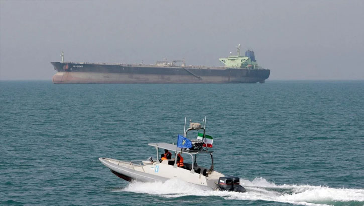 পারস্য উপসাগরে ৪০ লাখ লিটার তেলসহ বিদেশি ট্যাংকার জব্দ করলো ইরান